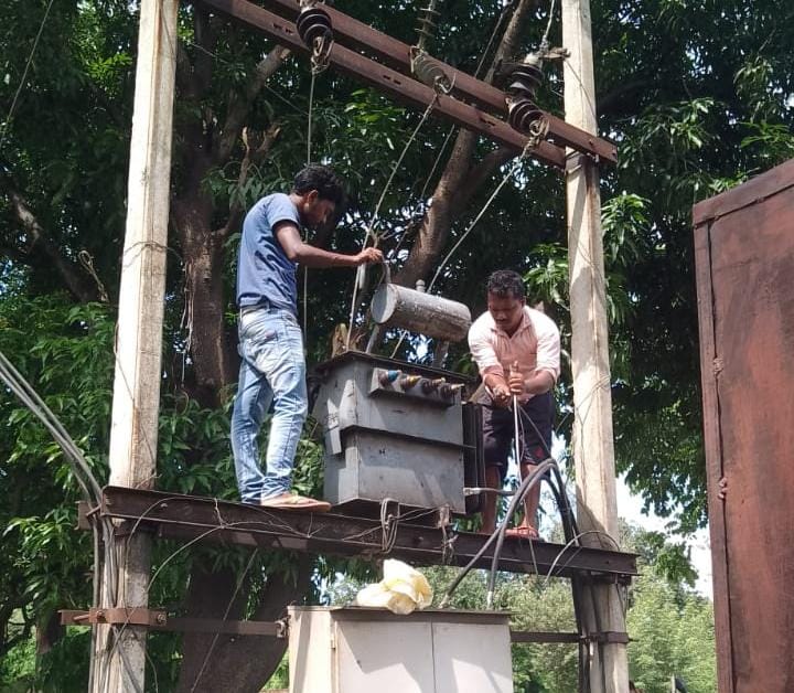 सीएम कैंप कार्यालय के निर्देश पर ग्रामीणों को मिली अंधेरे से मुक्ति, लगा नया ट्रांसफार्मर, ट्रांसफार्मर खराब होने से गांव डूबा था अंधेरे में